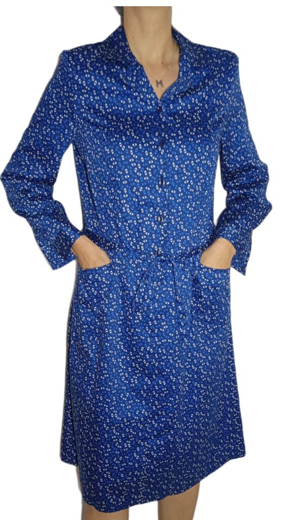 Φόρεμα πέτο γιακά με ζώνη και τσέπες, κουμπιά μέχρι τη μέση, σε 100% βαμβάκι σατέν σε ραφ εμπριμέ
