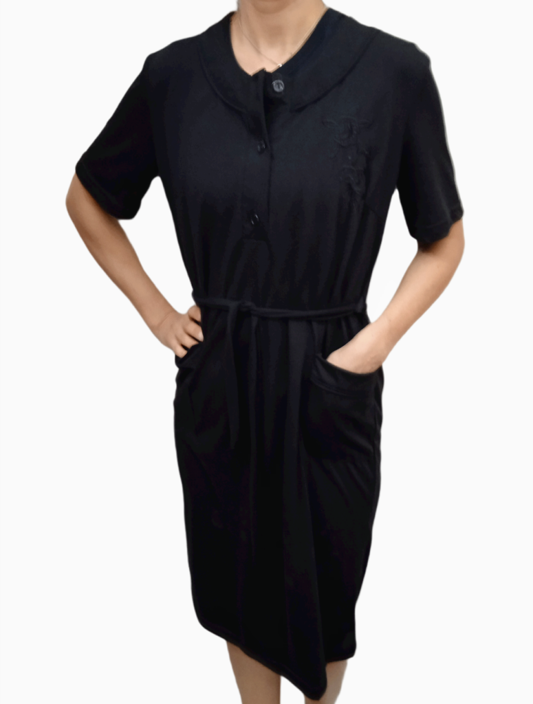 Φόρεμα μαύρο μακό, κοντό μανίκι με 3 κουμπιά.Δυο τσέπες,ζώνη και κέντιμα στο στήθος