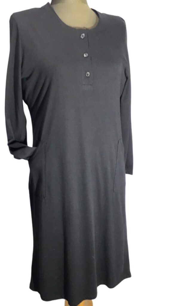 Φόρεμα μακό μακρύ μανίκι μαύρο με δύο τσέπες,, πατιλέτα και τρία κουμπιά