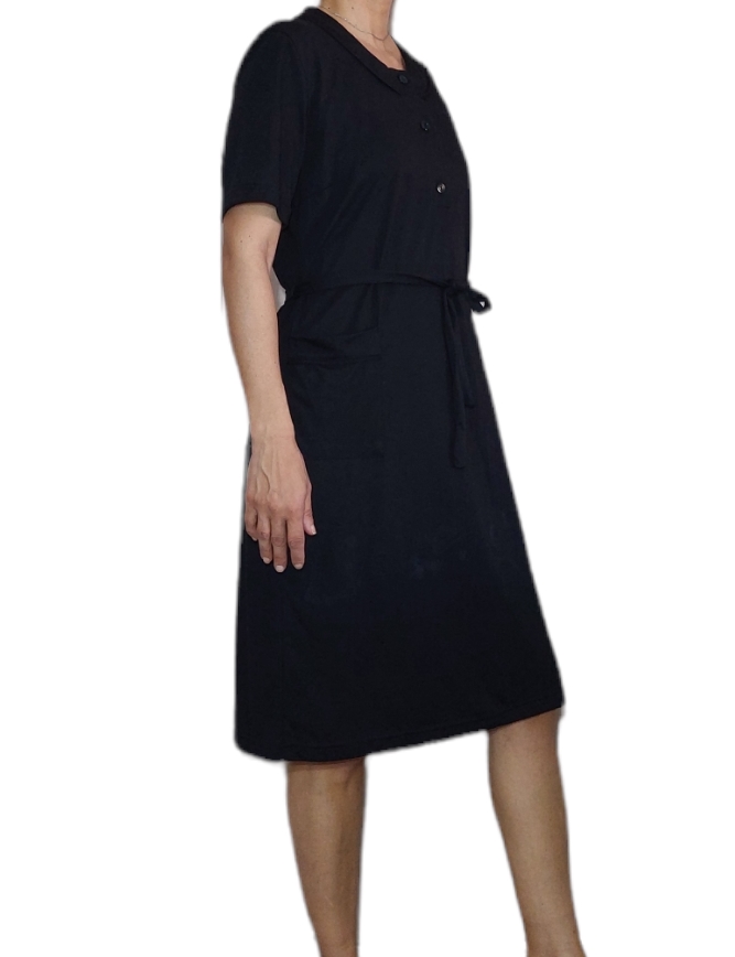 Φόρεμα μαύρο μακό, κοντό μανίκι με 3 κουμπιά.Δυο τσέπες,ζώνη και κέντημα στο στήθος