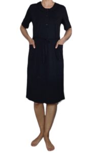 Φόρεμα μαύρο μακό, κοντό μανίκι με 3 κουμπιά.Δυο τσέπες,ζώνη και κέντημα στο στήθος