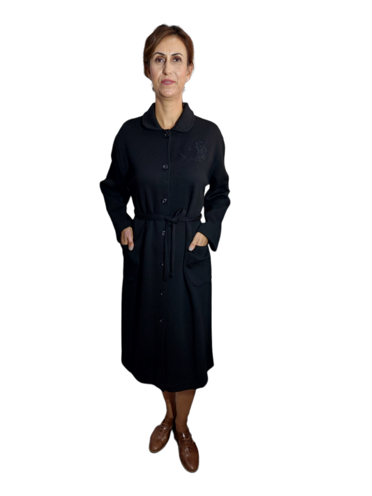 Ρόμπα γυναικών καπιτονέ κουμπωτή μαύρη με τσέπες, ζώνη γιακά και ένα κέντημα στο αριστερό στήθος.