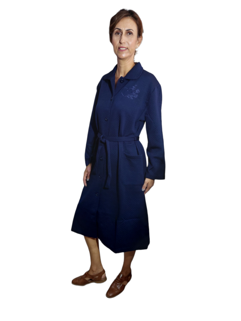Ρόμπα γυναικών καπιτονέ κουμπωτή μπλε με τσέπες, ζώνη γιακά και ένα κέντημα στο αριστερό στήθος.