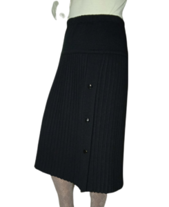 φούστα πλισέ μαύρη με μπάσκα και λάστιχο στη μέση με 3 κουμπιά στο πλάι