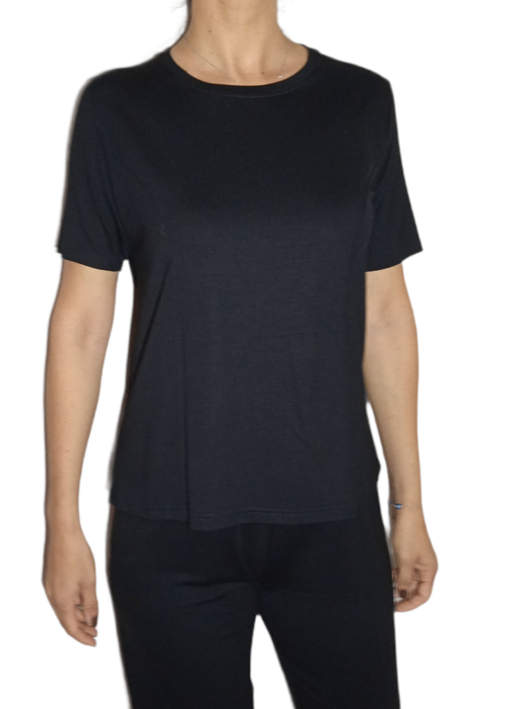 Μπλούζα Βισκόζ Μαύρη Σκέτη κοντό μανίκι με ραφές μπροστά από το στήθος.