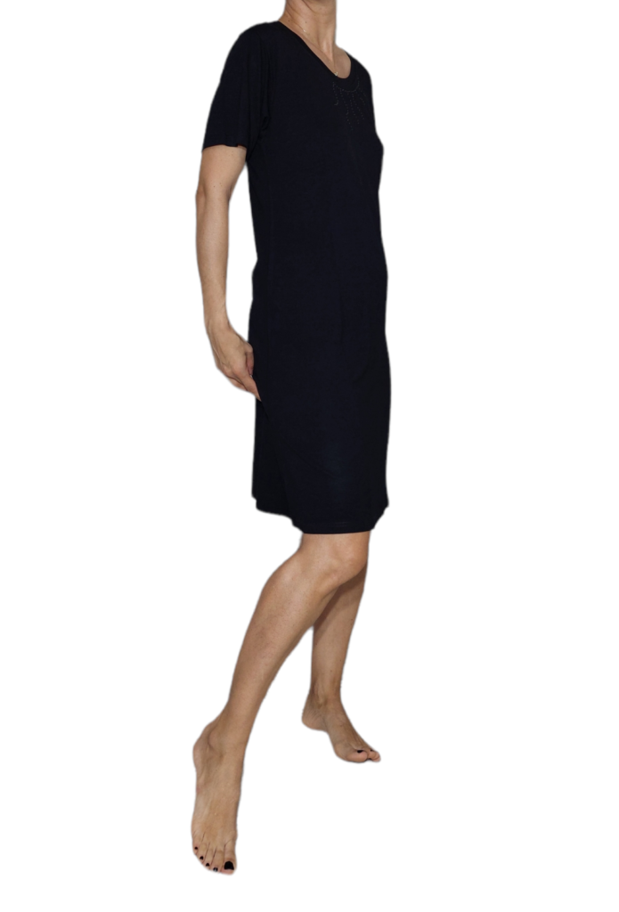 Φόρεμα βισκόζ με λύκρα κοντό μανίκι λαιμόκοψη χρώμα μαύρο με διακριτικό στράς στο ίδιο χρώμα γύρω από το λαιμό