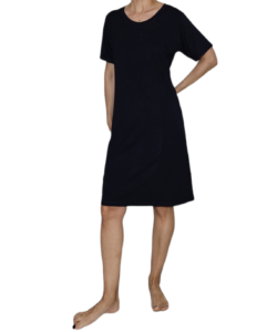 Φόρεμα βισκόζ με λύκρα κοντό μανίκι λαιμόκοψη χρώμα μαύρο με διακριτικό στράς στο ίδιο χρώμα γύρω από το λαιμό