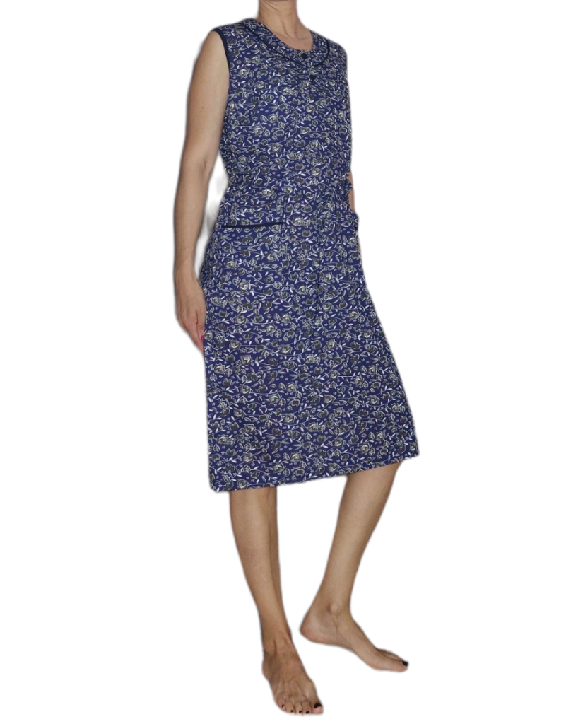 Φόρεμα μακό εμπριμέ μπλε κάμπος με γκρι και λευκό λουλουδάκι με πατιλέτα και τρία κουμπιά και δύο τσέπες, χωρίς μανίκι