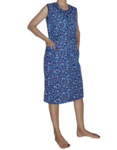 Φόρεμα μακό εμπριμέ μπλε κάμπος με σιέλ ραφ και λευκό λουλουδάκι με πατιλέτα και τρία κουμπιά και δύο τσέπες, χωρίς μανίκι