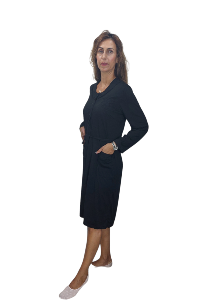Φόρεμα μαύρο μακό, μακρύ μανίκι με 3 κουμπιά.Δυο τσέπες,ζώνη και κέντημα στο στήθος
